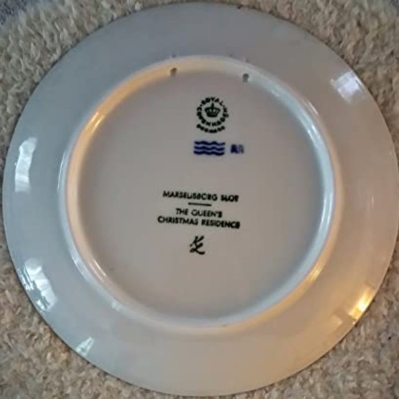 Royal Copenhagen Porcelain Plate - 1975 The Queen's Residence 10/10 condition - Picture 2 of 3